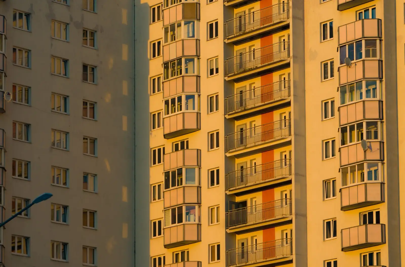 重庆广告制作中喷绘写真与UV打印的技术差异与选型建议