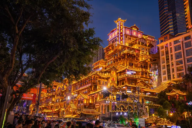 重庆广告喷绘写真与发光字制作工艺对比及适用场景分析