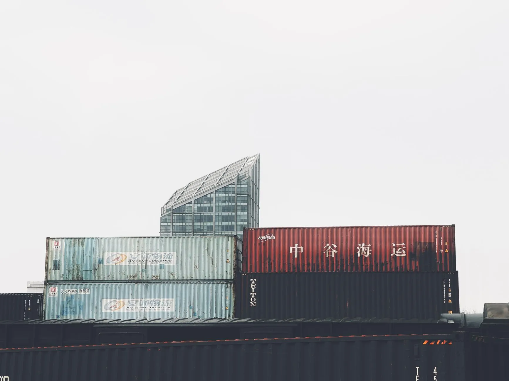 户外广告喷绘写真工艺对比：溶剂型与UV打印的适用场景分析