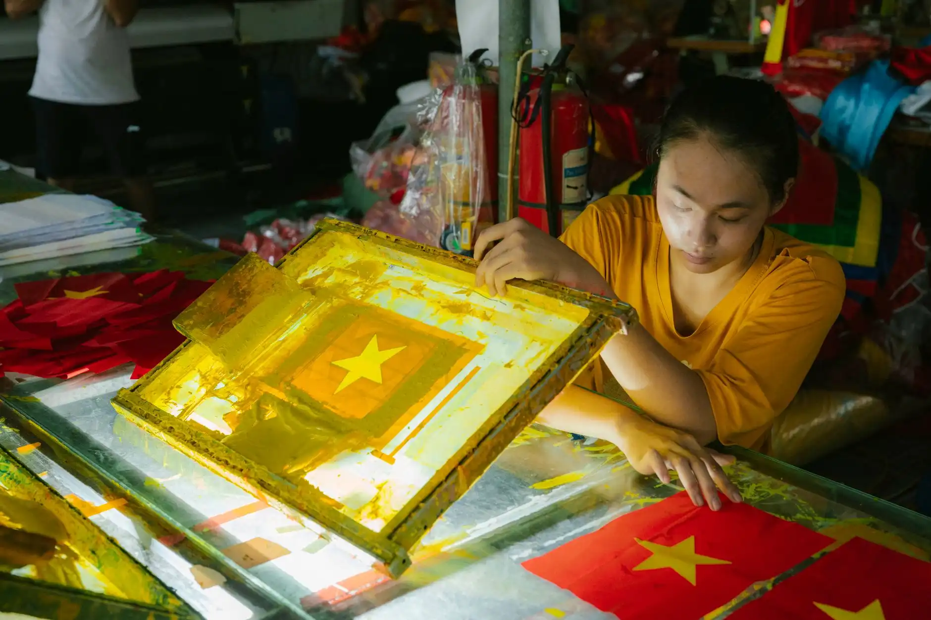 重庆广告制作价格差异探析：喷绘写真、发光字与灯箱的报价逻辑