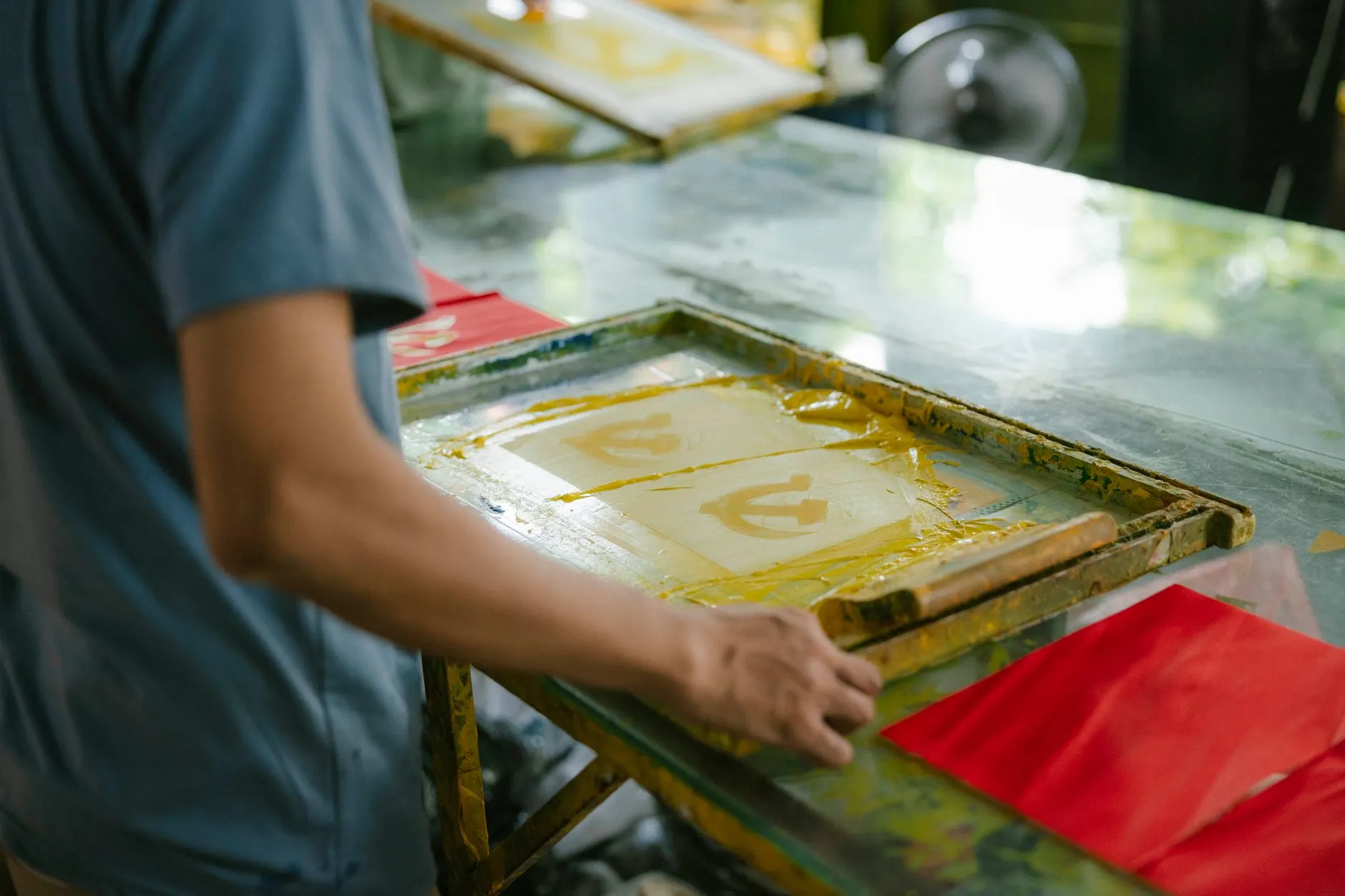 重庆广告制作行业观察：喷绘写真与标识标牌工艺的迭代升级趋势