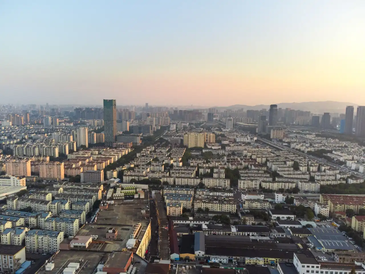 重庆广告制作行业观察：喷绘写真技术迭代如何提升户外广告画面品质