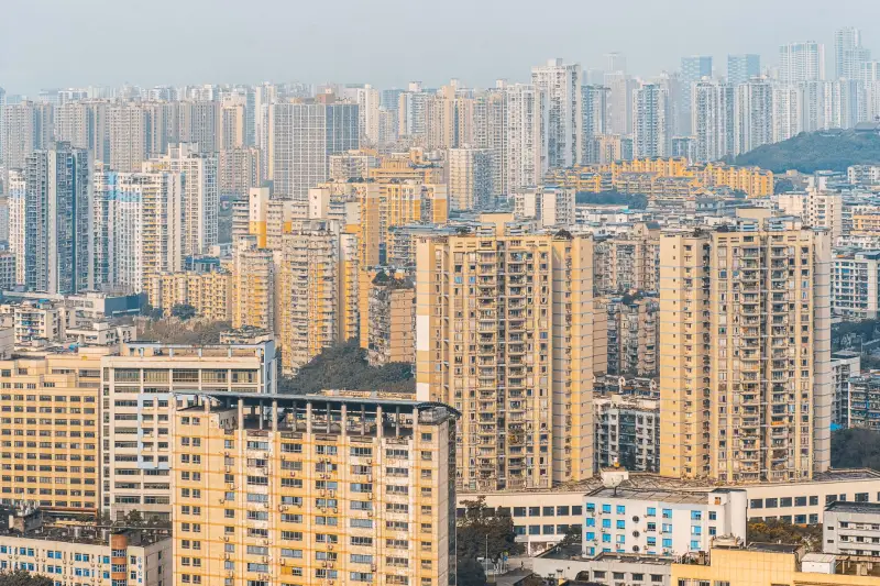 广告制作中喷绘与写真工艺的差异解析：材质选择与适用场景对比