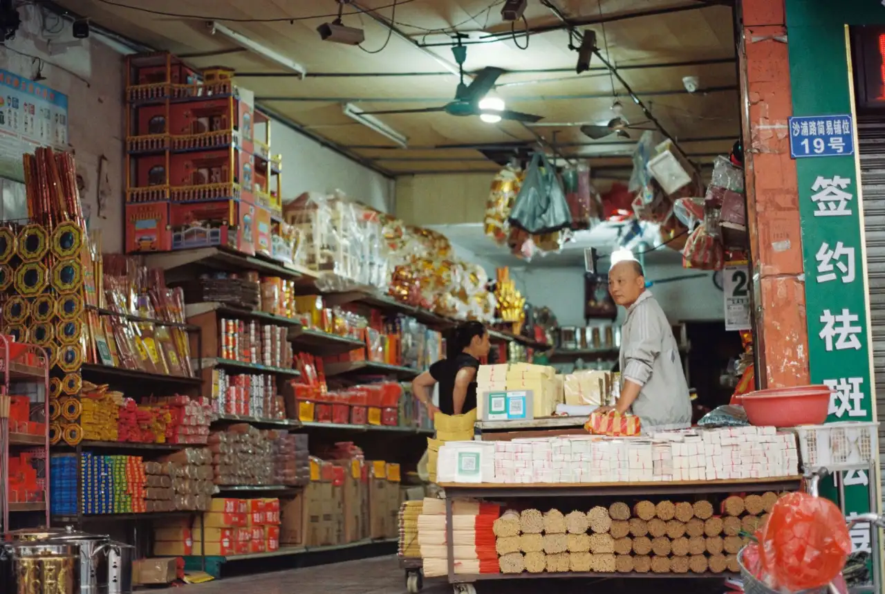 灯箱制作与发光字在夜间品牌展示中的效果对比及适用场景分析