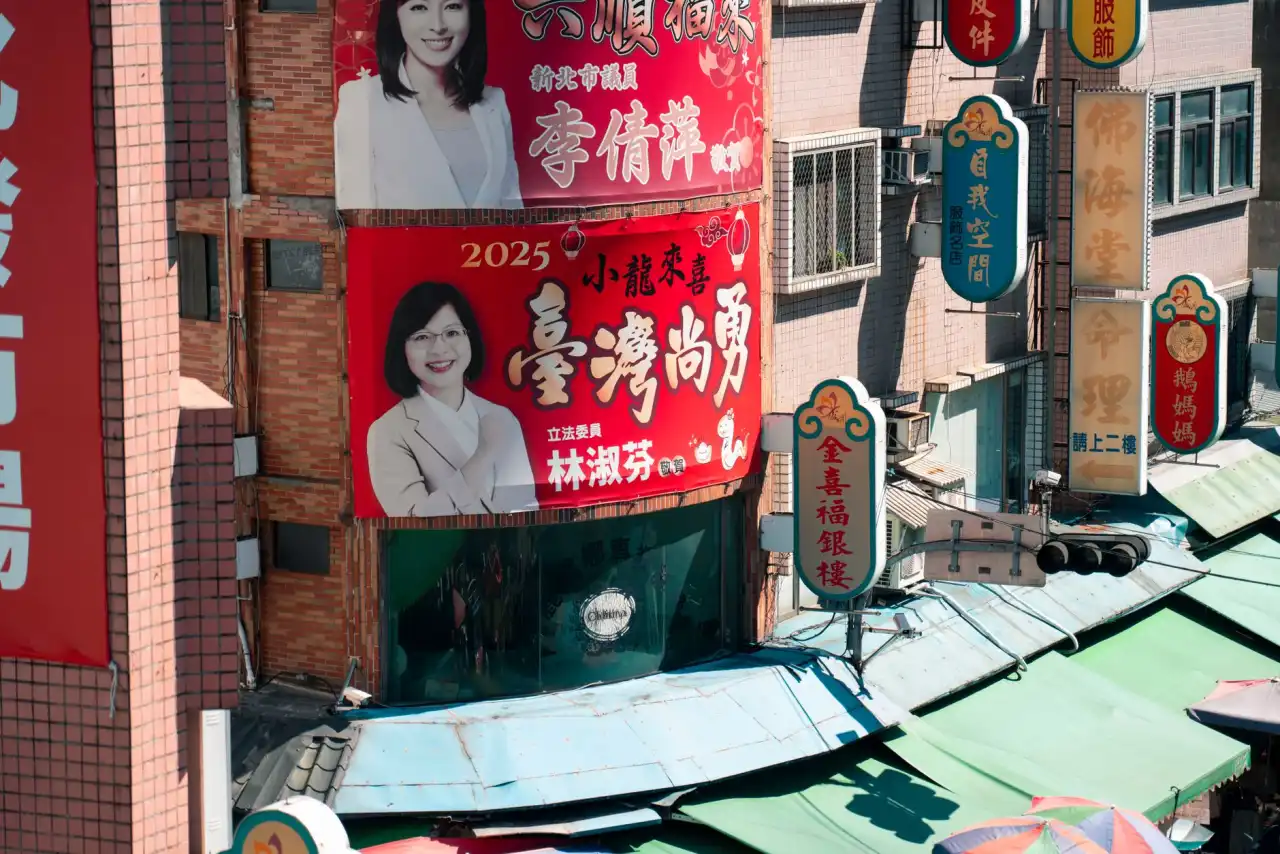 广告制作中喷绘写真与UV打印的工艺差异及适用场景解析