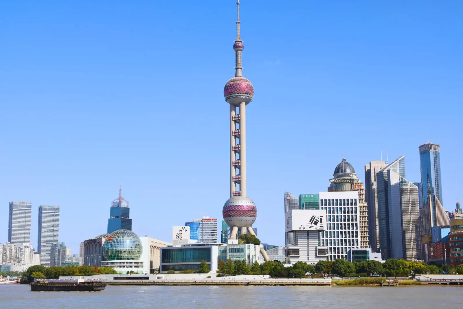 重庆户外广告喷绘写真与UV打印工艺技术对比解析