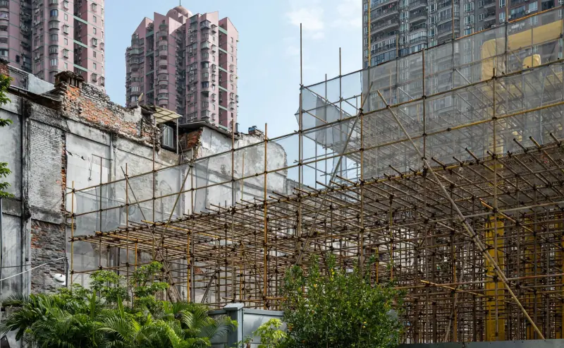 重庆广告制作公司解析：喷绘写真与标识标牌的材料选择与工艺对比