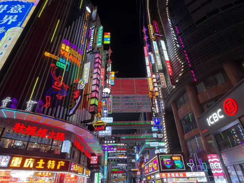 重庆广告制作公司怎么选？喷绘写真与发光字工艺细节对比正文配图 1