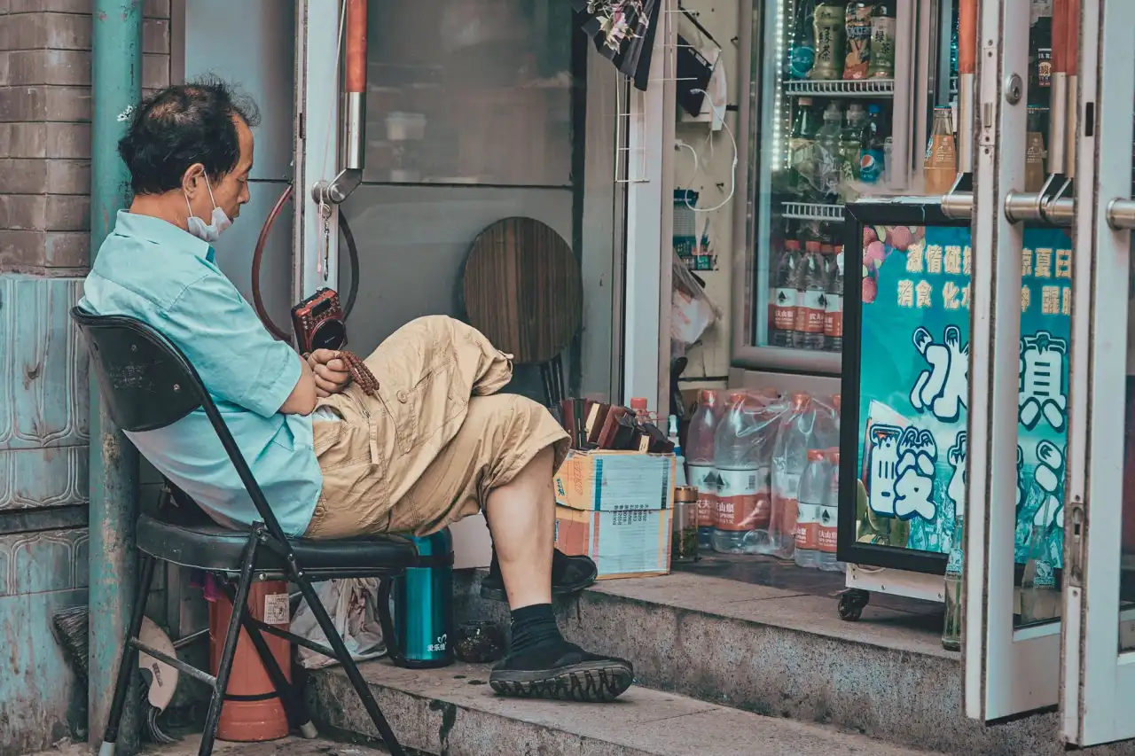 户外广告标识标牌技术解析：耐候性与视觉效果平衡之道