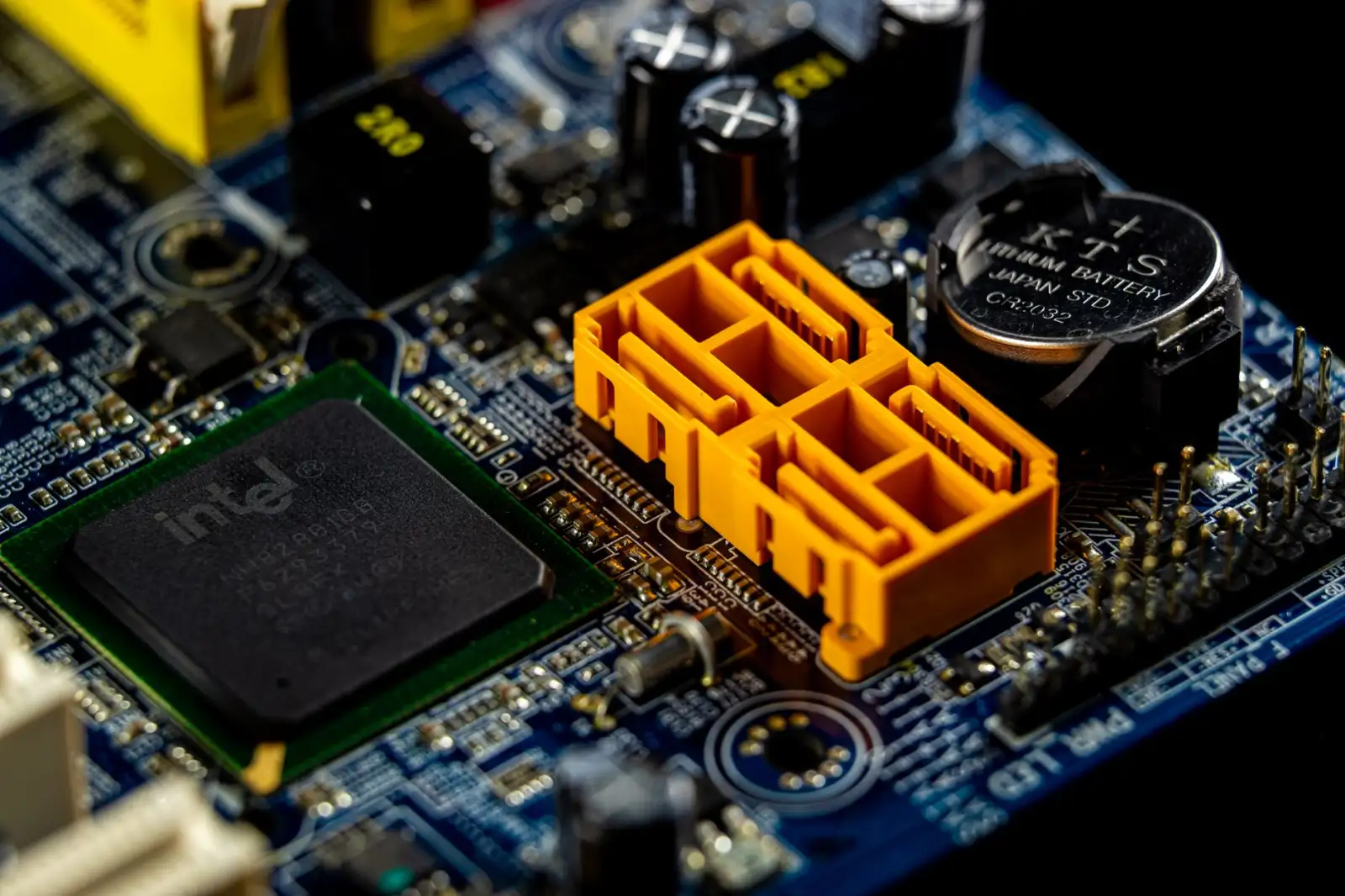 企业标识标牌与灯箱制作材料选择指南：耐用性与成本平衡