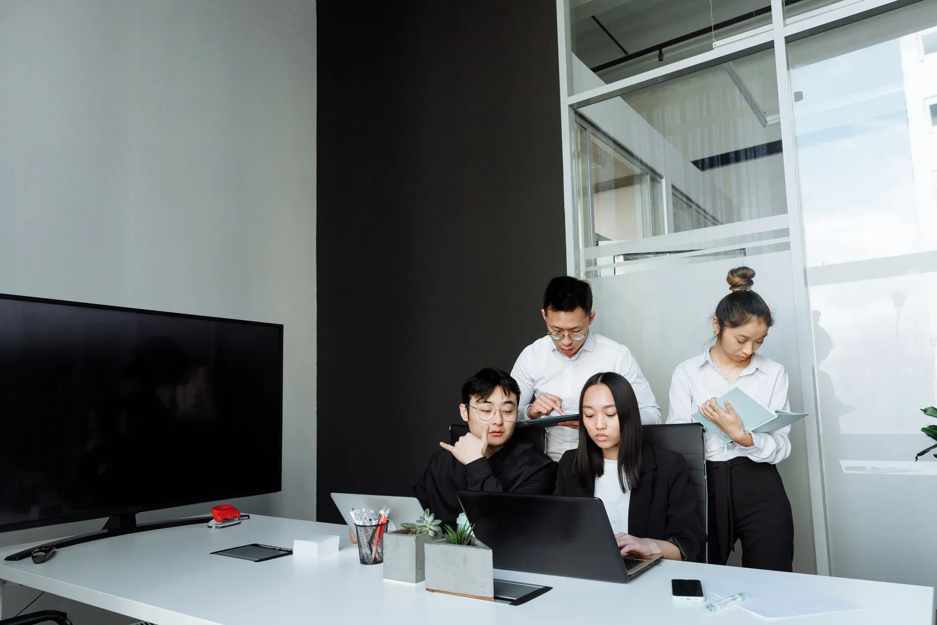 户外标识标牌与灯箱制作材料选用对比分析