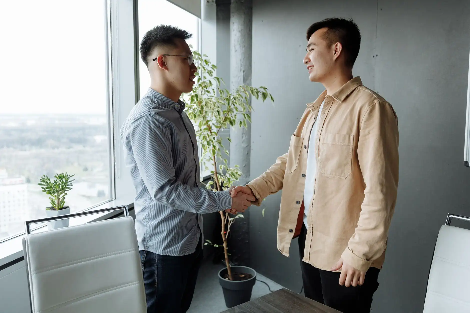 重庆广告制作公司解析：喷绘写真与标识标牌的材料选择与技术要点正文配图 2
