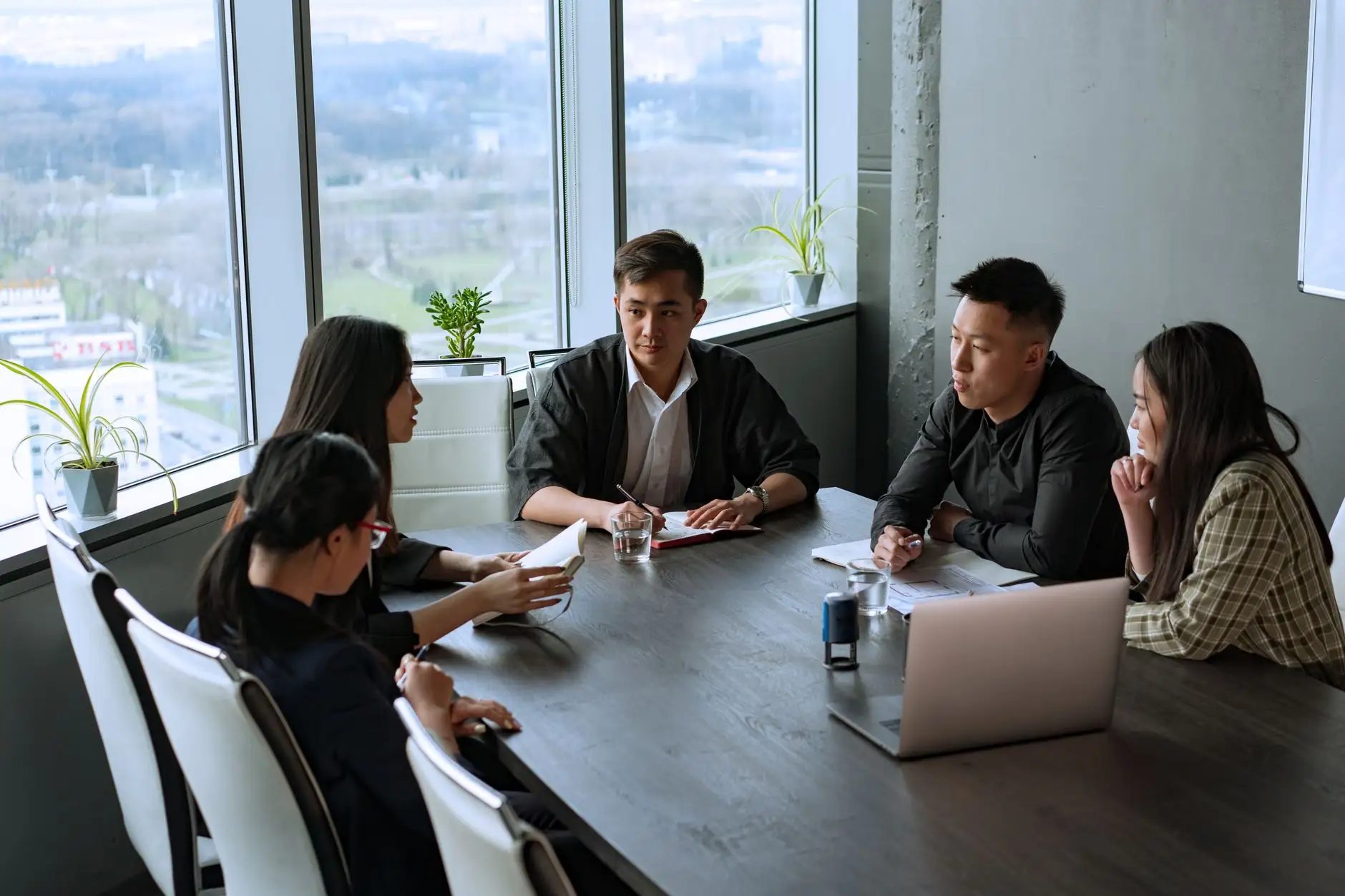 灯箱制作与发光字选型对比：企业门店招牌如何匹配不同经营场景