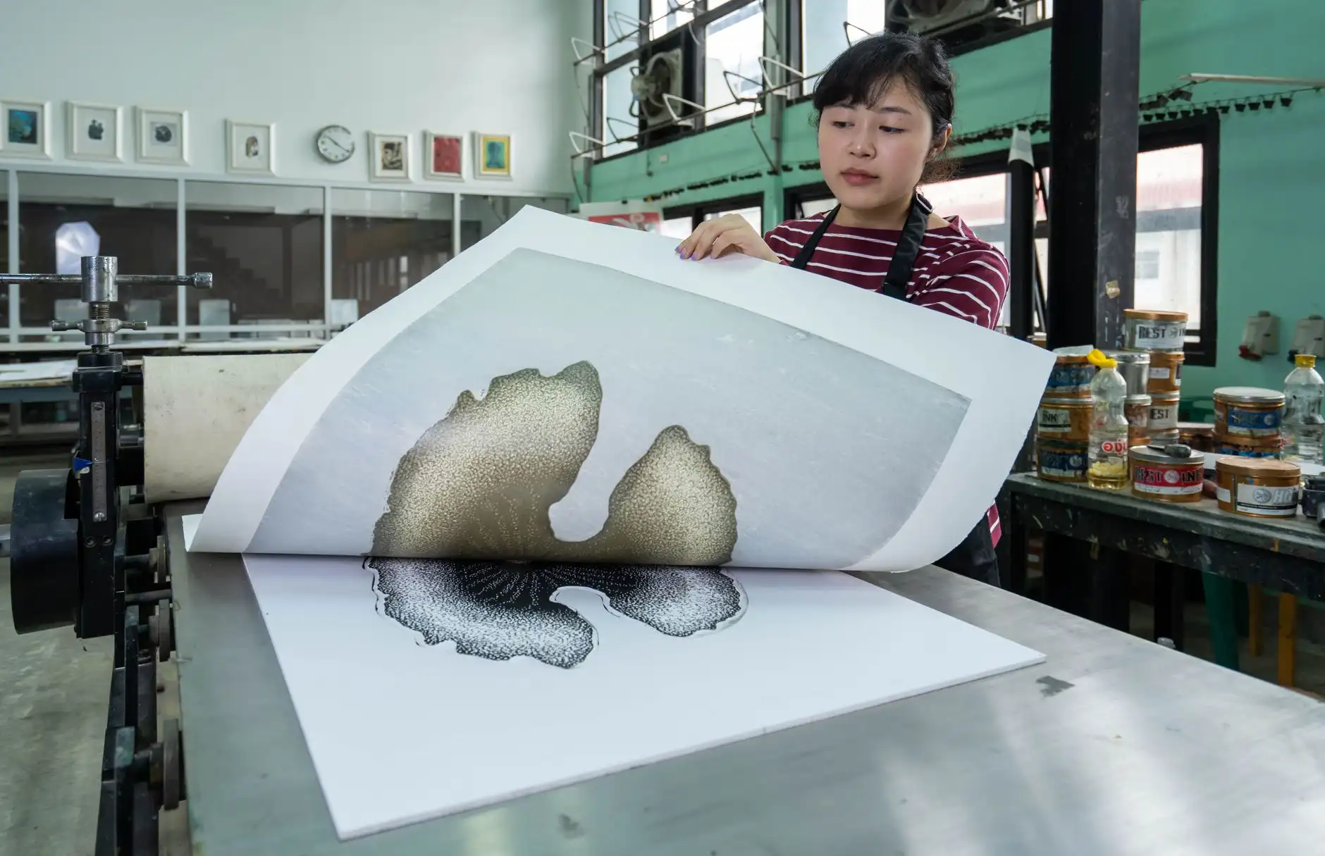 重庆广告制作喷绘写真与标识标牌工艺对比及适用场景分析正文配图 1