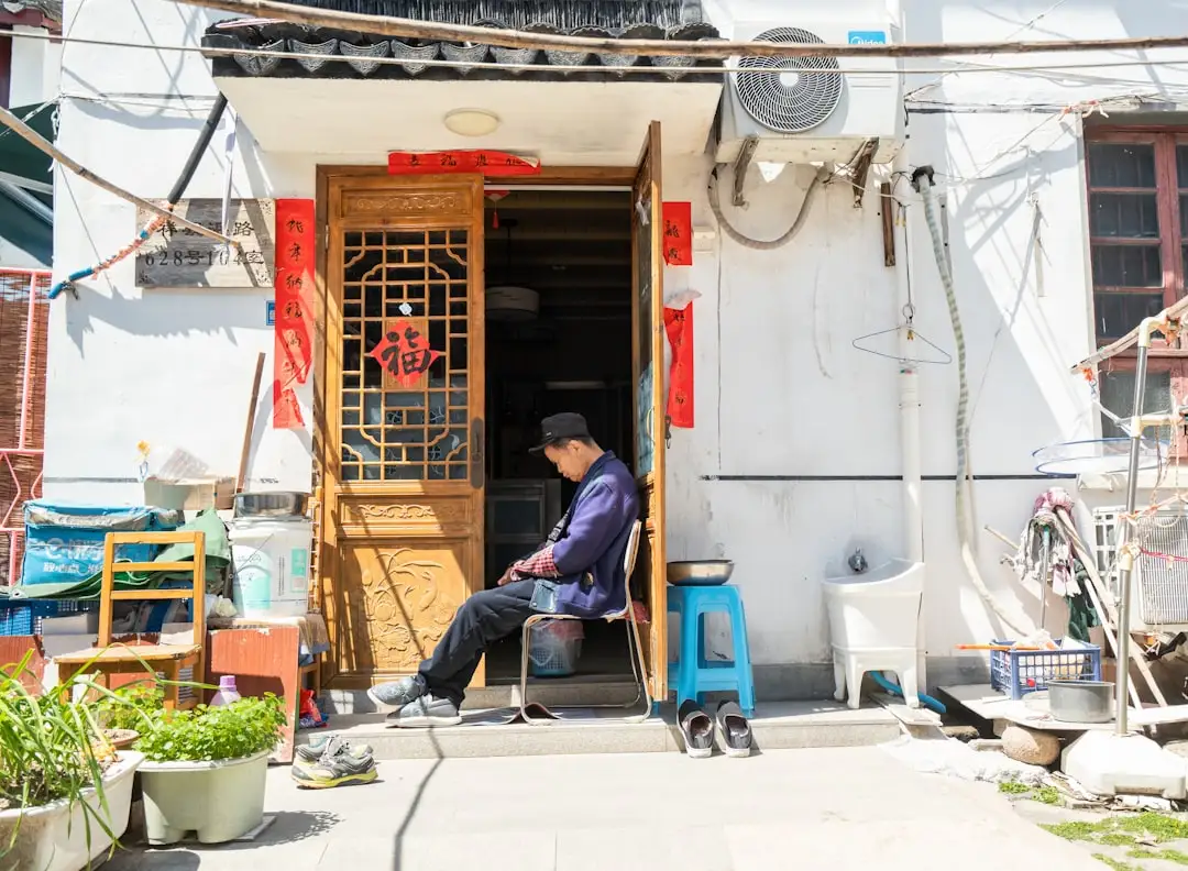 重庆广告制作指南：喷绘写真与灯箱发光字选材要点分析