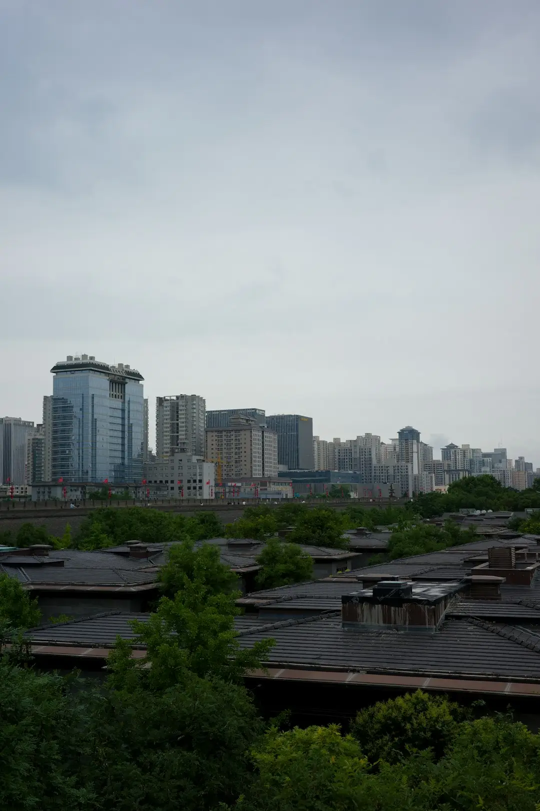 重庆广告制作企业如何选择喷绘写真与发光字方案