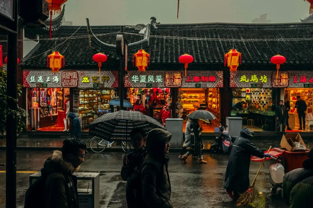 重庆户外广告喷绘写真制作工艺对比：UV喷印与溶剂型方案优劣解析