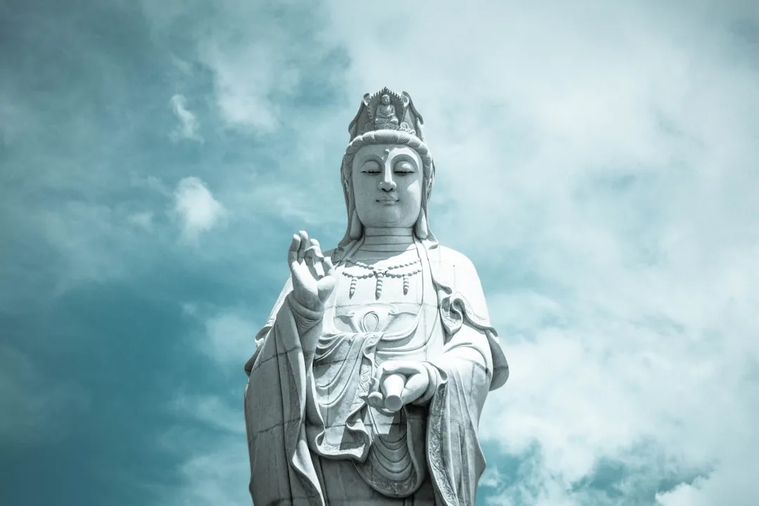 重庆广告制作公司解析：喷绘写真与标识标牌的材料工艺差异对比