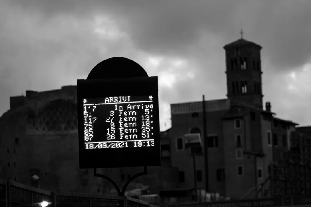 广告制作中喷绘写真与UV打印工艺的差异化应用解析