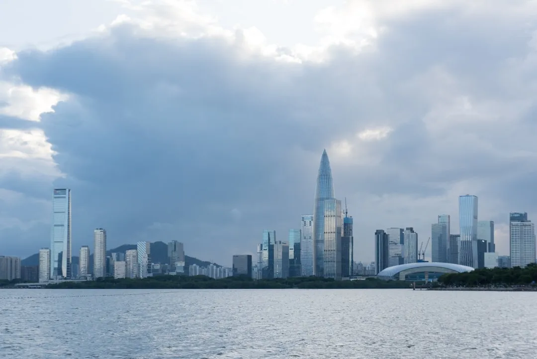 重庆广告公司喷绘写真与发光字制作工艺差异对比