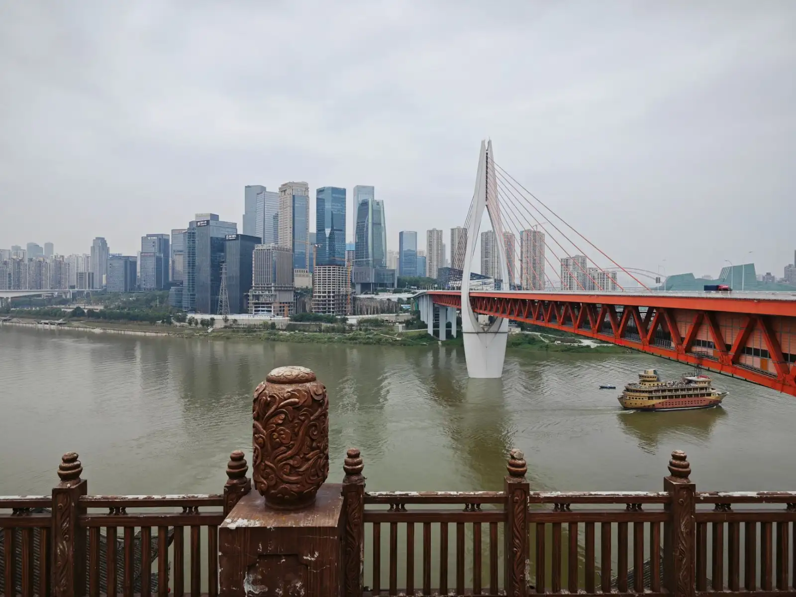 重庆广告制作公司喷绘写真与发光字工艺技术对比分析