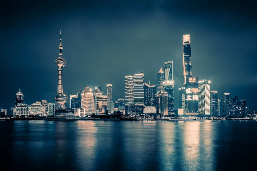 重庆广告制作中喷绘写真与UV打印的技术差异与选型建议