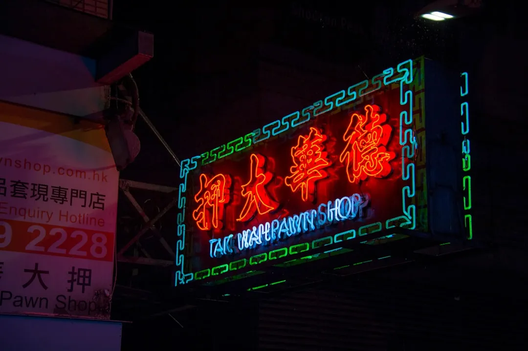 重庆广告制作工厂喷绘写真与UV打印工艺差异对比正文配图 2
