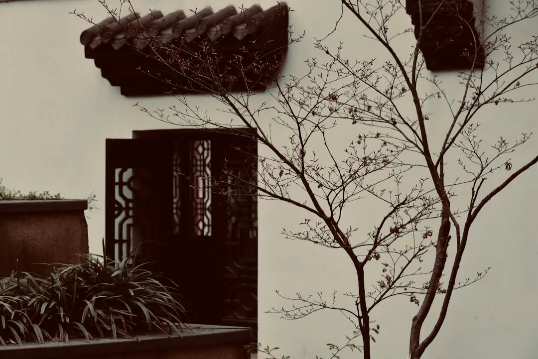 重庆广告制作行业观察：喷绘写真工艺如何影响户外广告画面持久度