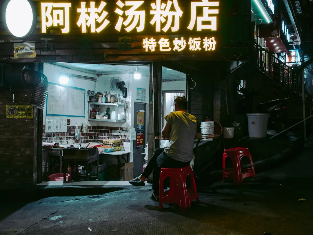 重庆喷绘写真与UV打印技术对比：哪种更适合你的广告物料？