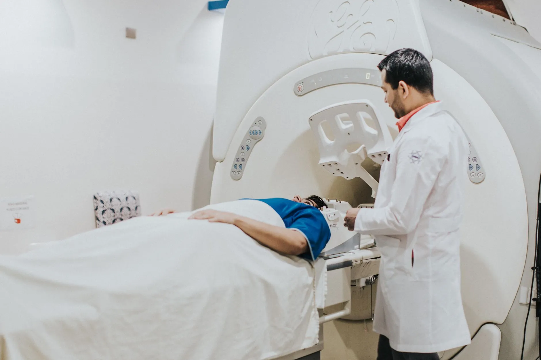 重庆广告制作公司分享：喷绘写真与发光字在门店招牌中的工艺选择要点